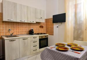 A kitchen or kitchenette at Amaryllis Apartments