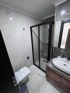 Koupelna v ubytování Newly Built Apartment 1+1 in Oba