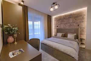 - une chambre avec un lit et une table dans l'établissement BRAVISA Apart View, à Braşov