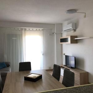 A television and/or entertainment centre at Beta's Beach Még 14 kép