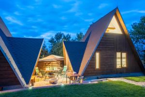 une maison avec deux grands toits mansardés dans l'établissement AKORD chata, à Námestovo