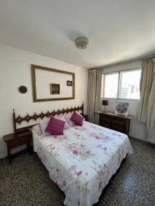 1 dormitorio con 1 cama grande y 2 ventanas en Acacias IV 15A en Benidorm