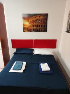 una camera da letto con un letto e due asciugamani di Napoleone's House a Roma