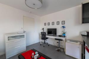 Televízia a/alebo spoločenská miestnosť v ubytovaní Sous Le Soleil * Parking Privé * Climatisation * La Grande Motte + 24 fotografií