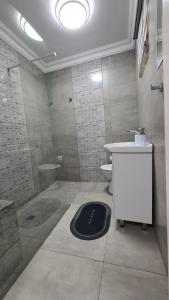 杰米斯顿Marielitsa Guest Suite No 3的带淋浴、水槽和马桶的浴室