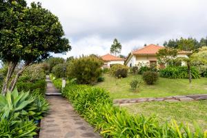 Κήπος έξω από το Bungalows Do Amparo