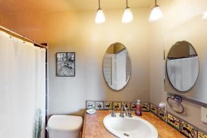 Phòng tắm tại Cactus Grove Casita