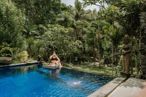 Dewangga Ubud内部或周边的泳池