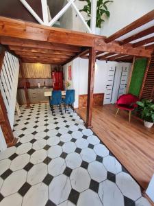 Una habitación grande con suelo a cuadros blancos y negros. en Hostel Caps Home, en Astana 20 fotos más