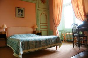 - une chambre avec un lit, une chaise et une fenêtre dans l'établissement Chateau du Fraisse, à Nouic