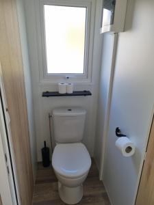 LitteauにあるElima Normandie 121の小さなバスルーム(窓付きトイレ付)