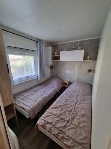 LitteauにあるElima Normandie 121のベッドルーム1室(ベッド2台、窓付)