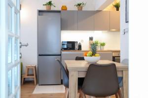 een keuken met een tafel met daarop een schaal fruit bij Nusha's place in Zagreb