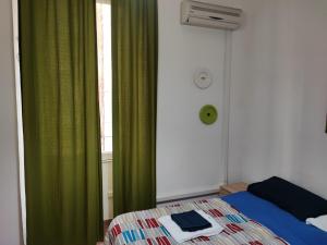 ein Schlafzimmer mit einem Bett und einem grünen Vorhang in der Unterkunft Turati House in Rom