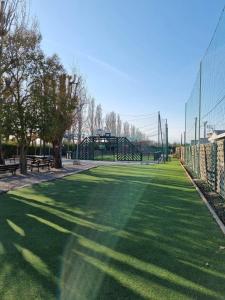 park z ogrodzeniem i trawnikiem w obiekcie Mobilhome L'Estérel du Montourey w Fréjus