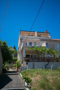 een bakstenen huis met een blauwe lucht op de achtergrond bij Apartments Filippi in Korčula
