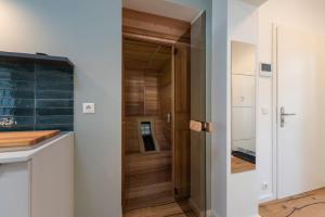 uma porta que leva a um chuveiro num quarto em Villa Doctores App 02 nur Erwachse em Heringsdorf