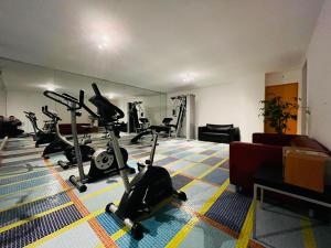 un gimnasio con varias bicicletas estáticas en una habitación en GuestHouse University by LR - self check in en Lugano