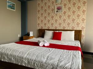 1 dormitorio con 1 cama con 2 toallas en Bờ Sông Hotel, en Ho Chi Minh