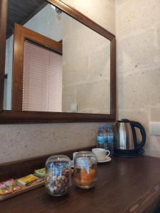 Příslušenství pro přípravu čaje a kávy v ubytování Virtus Cappadocia Hotel Göreme