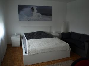 - une chambre avec un lit et un canapé dans l'établissement Apartment Nana, à Gradići