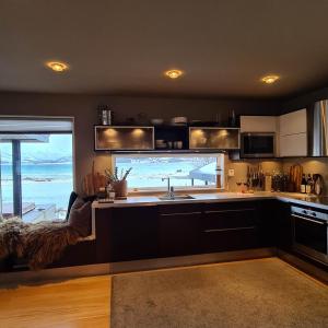 eine Küche mit einem großen Fenster mit Meerblick in der Unterkunft Sand Beachhouse 