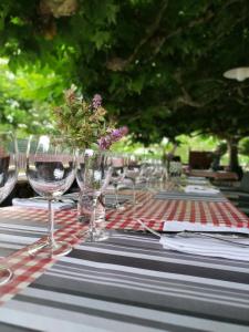 una mesa con copas de vino y servilletas. en L'Auberge de Lugos en Lugos