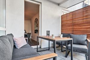 een woonkamer met een bank en een tafel bij Park Avenue - Design Apartment Friesenstraße - 4 Pers - WLAN - Netflix - 65 Zoll TV in Keulen