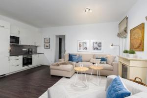 un soggiorno con divano e tavolo di Villa Westend App_ 17 a Ahlbeck