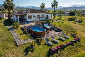 una vista aérea de una casa con piscina en Casa de los Sueños, en Coín