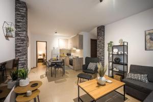 - un salon avec un canapé et une table dans l'établissement Sofman city center apartment I, à Héraklion