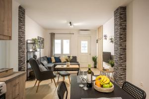 uma sala de estar com um sofá e uma mesa em Sofman city center apartment I em Heraclião