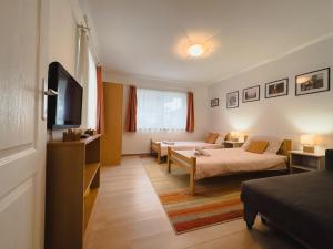 een hotelkamer met 2 bedden en een televisie bij Apartman Lokum in Sarajevo