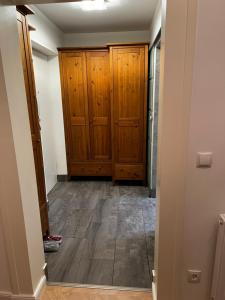korytarz z drewnianymi drzwiami i drewnianą podłogą w obiekcie S&E Apartments Vienna w Wiedniu