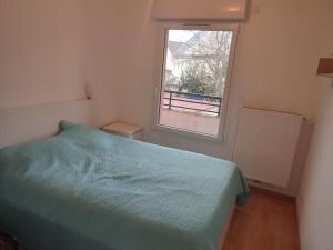 - une petite chambre avec un lit et une fenêtre dans l'établissement Appartement proche aéroport Orly, à Athis-Mons