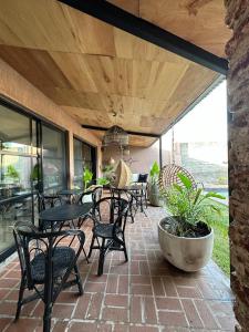 un patio con un mucchio di sedie e tavoli di Tanah Host - Casa de Huespedes a Villa Mercedes