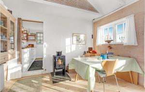 Kuchyň nebo kuchyňský kout v ubytování Awesome Home In Svaneke With Wifi
