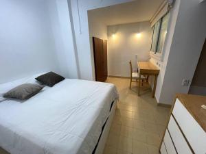 1 dormitorio con cama, mesa y escritorio en Hermoso departamento para 4 en la mejor zona de Núñez- Ibera en Buenos Aires