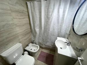 uma casa de banho com um WC branco e um lavatório. em Hermoso departamento para 4 en la mejor zona de Núñez- Ibera em Buenos Aires