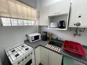 cocina pequeña con fogones y microondas en Hermoso departamento para 4 en la mejor zona de Núñez- Ibera en Buenos Aires