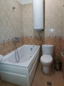 Un baño con bañera, inodoro y lavabo. en Apartament 4 seasons - Top Lodge, en Bansko