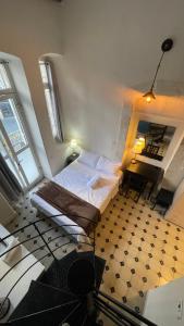 sypialnia z dużym łóżkiem i podłogą wyłożoną kafelkami w obiekcie מלון בירת החומות• The Walled Capital Hotel w Jerozolimie