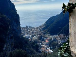 uma vista para uma cidade a partir de uma montanha em Vittoria House Centro Storico em Amalfi