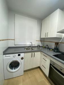a kitchen with a washing machine and a sink at Apartamento ANY in Benaoján