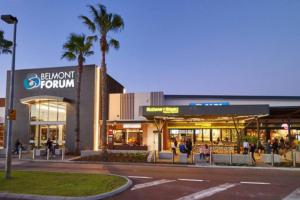 un centro comercial con gente parada fuera de él en Smart Modern Close City/Airport WIFI/Park/Netflix, en Perth