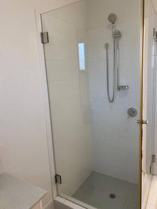 um chuveiro com uma porta de vidro na casa de banho em Smart Modern Close City/Airport WIFI/Park/Netflix em Perth