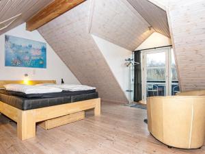 1 dormitorio con 1 cama en una habitación en 8 person holiday home in Ebeltoft en Ebeltoft