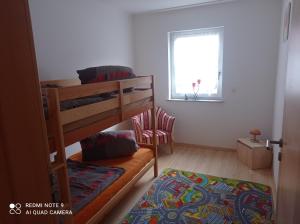 Двухъярусная кровать или двухъярусные кровати в номере Ferienwohnung Idarblick