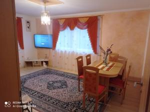 a dining room with a table and a television at Ferienwohnung Idarblick in Idar-Oberstein