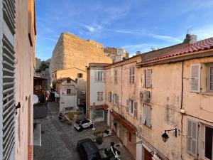 widok na aleję z budynkami w obiekcie Appartement spacieux en face du port w Calvi